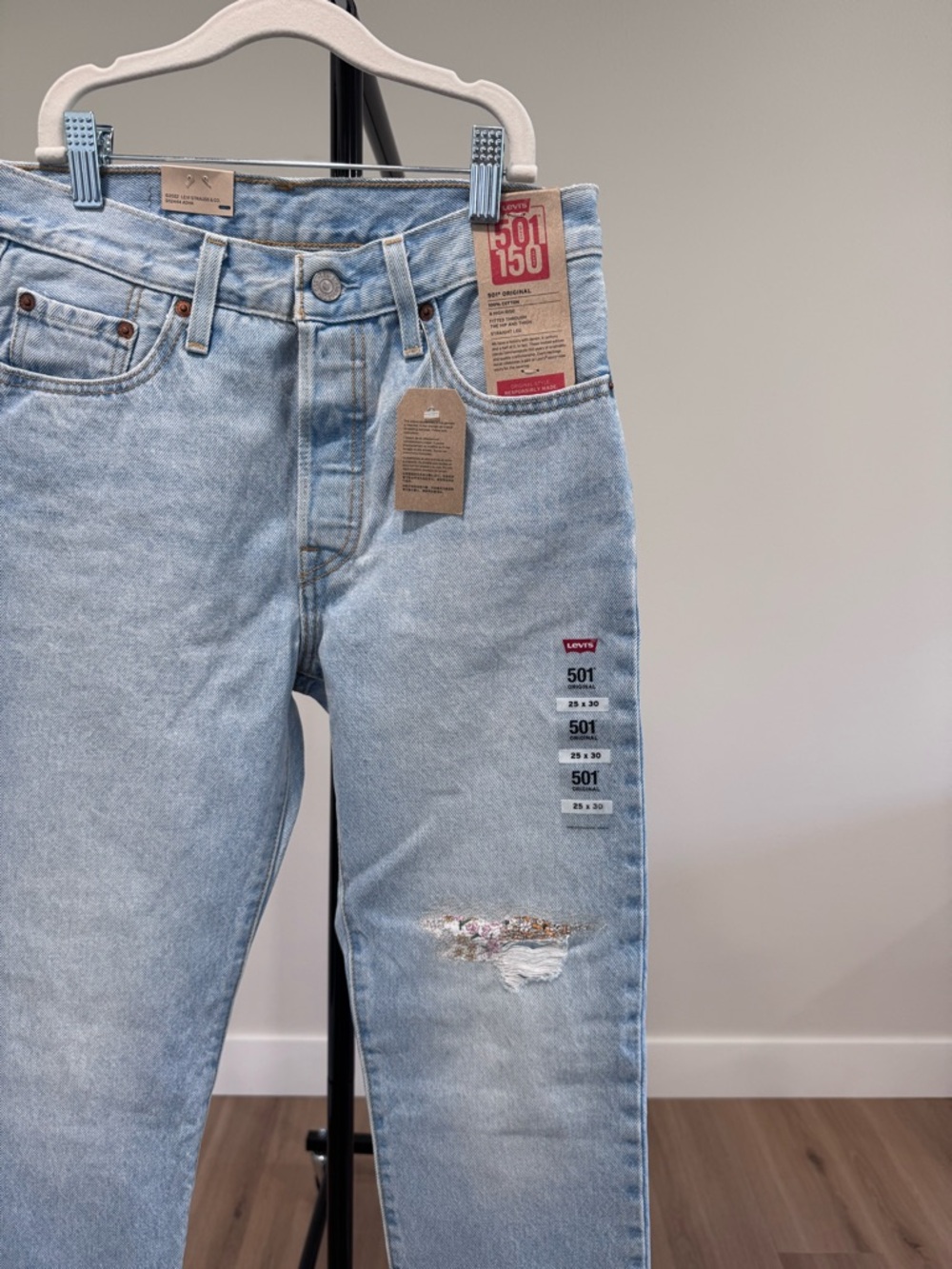 NWT Levi’s 501 150th Anniversary Limited Edition Floral Patch Jeans, Size 25 - Picture 2 of 5